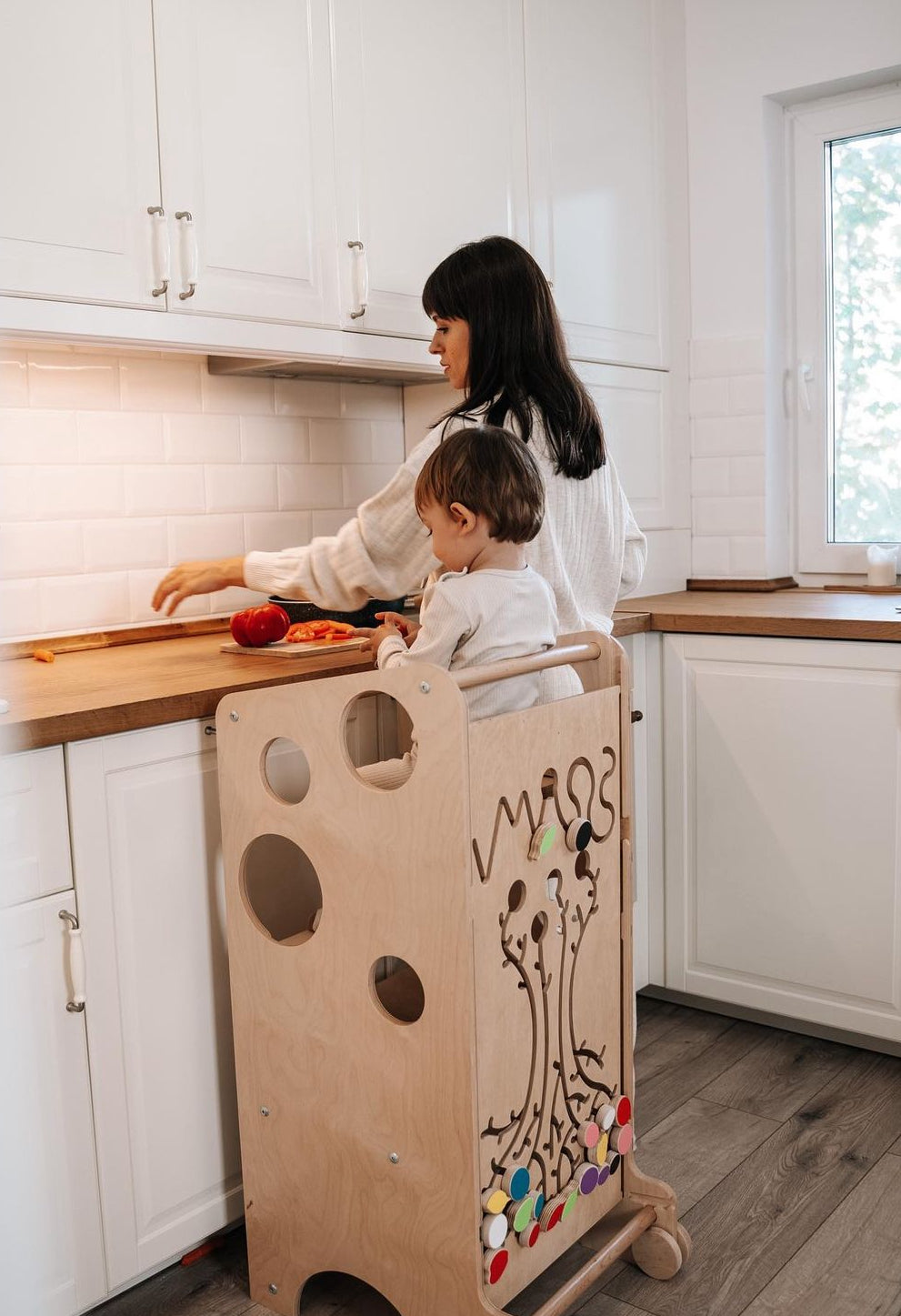 Kind helpt zelfstandig in de keuken met een Montessori leertoren