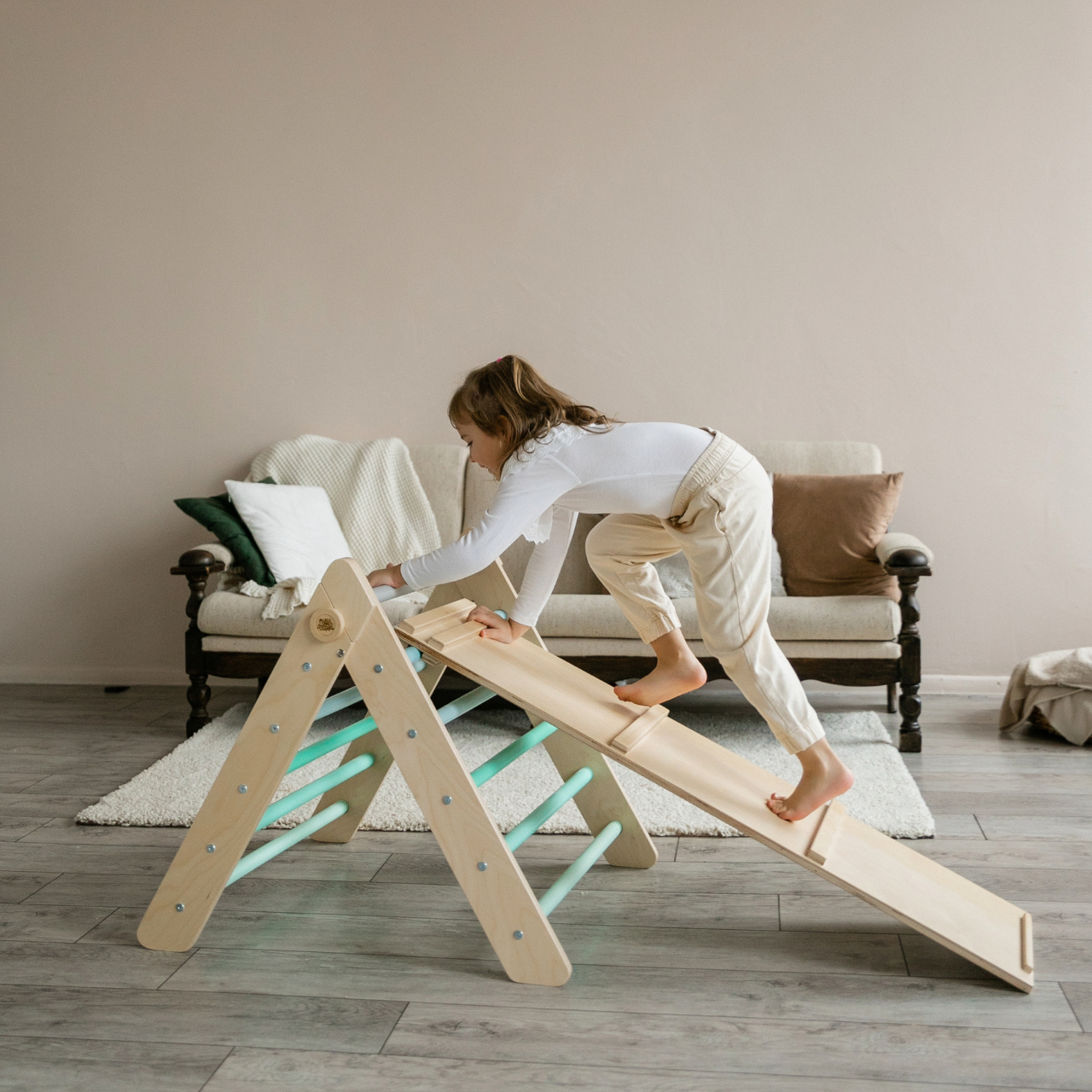 BusyKids Pikler klimdriehoek met plank – regenboog – productbeeld 15