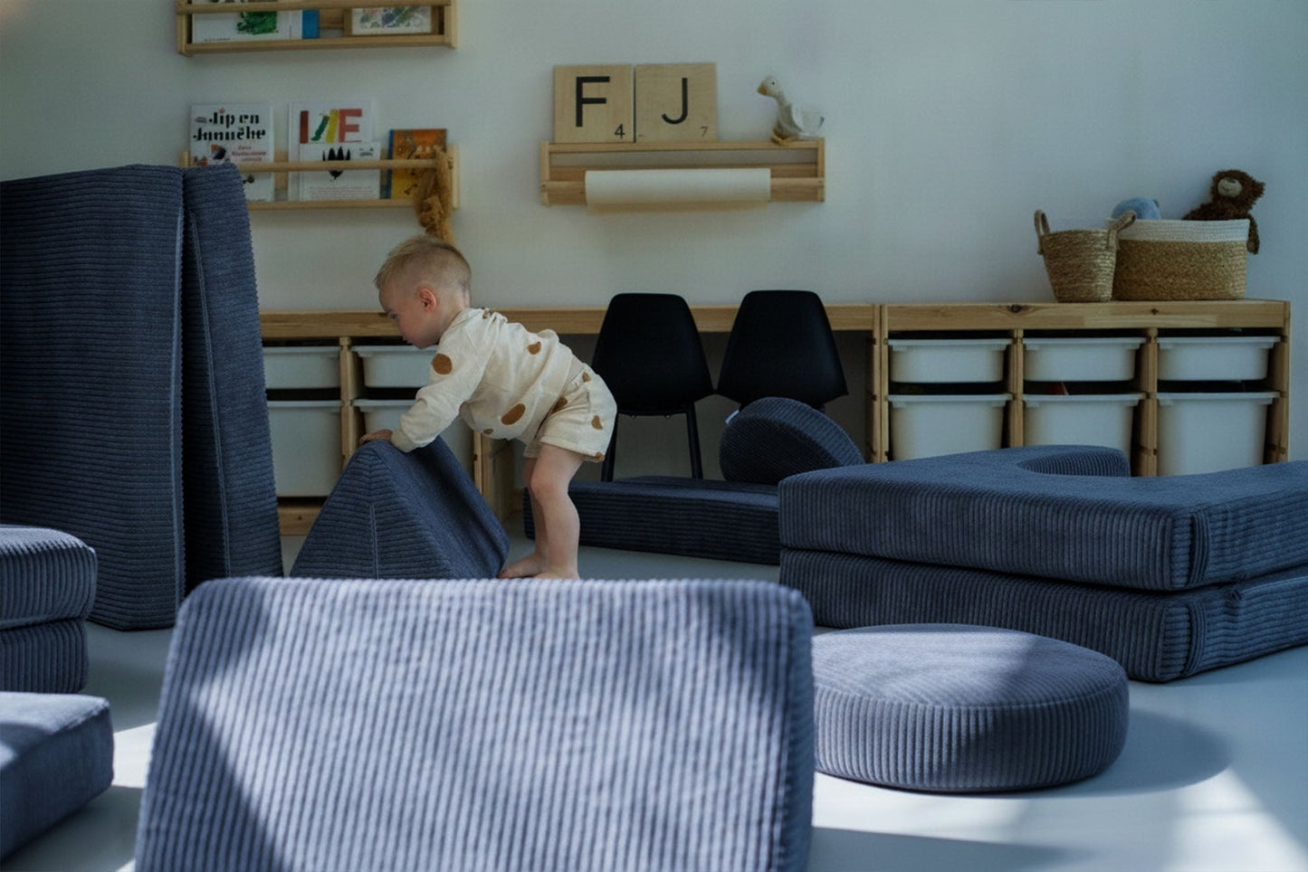 Shappy Speelbank Pure Corduroy in Blueberry in een kinderkamer