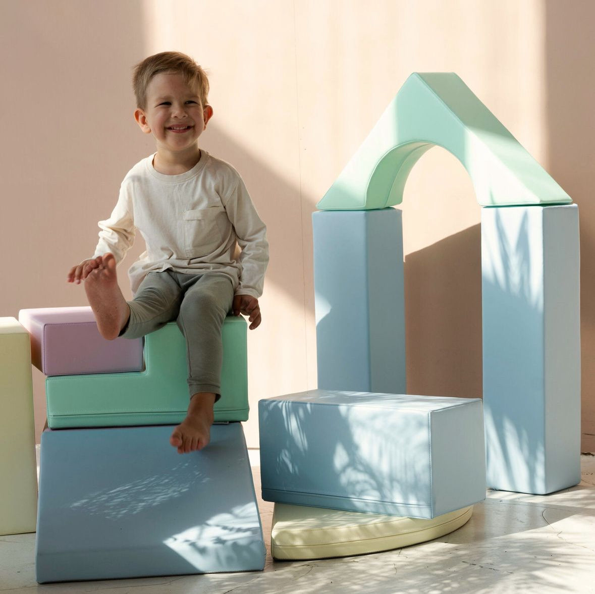 kind speelt met foamblokken