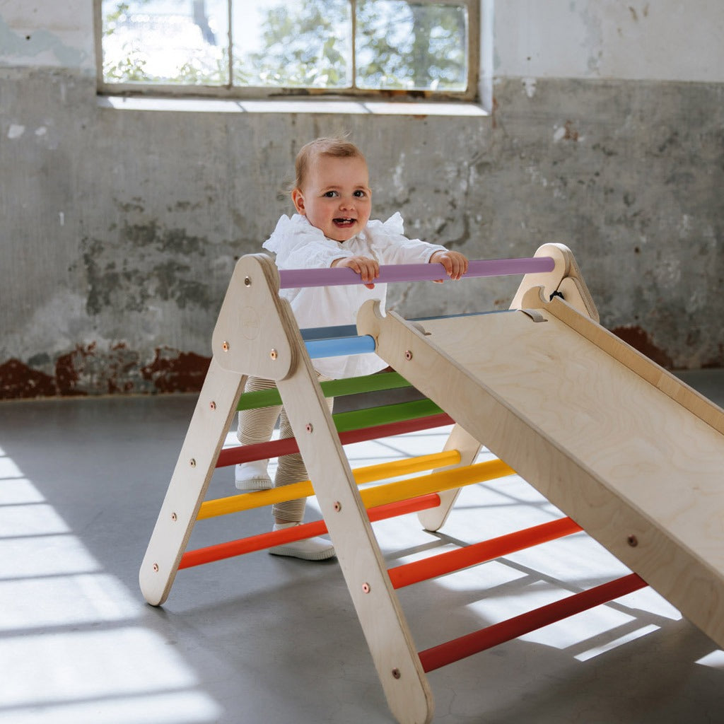 Pikler klimdriehoek premium met glijbaan/klimhelling - regenboog