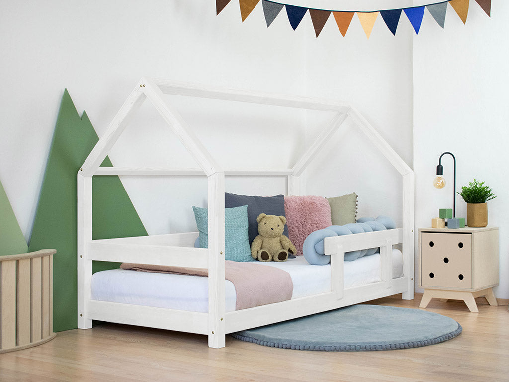 Huisbed Tery - houten kinderbed met bedrand