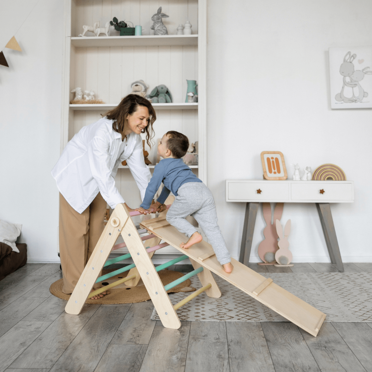 BusyKids Pikler klimdriehoek met plank – regenboog – productbeeld 25