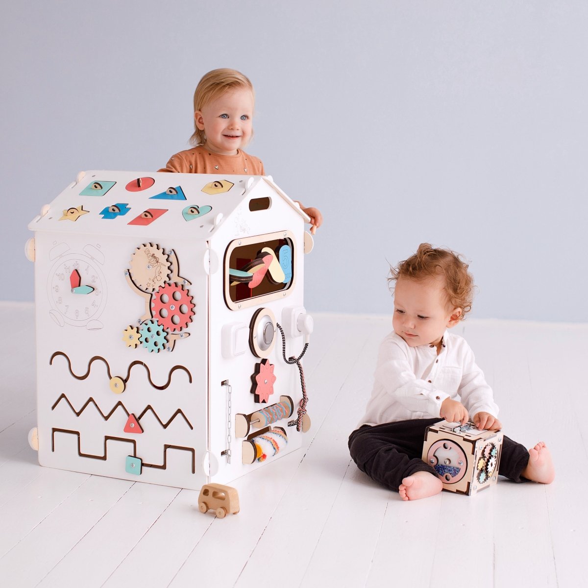 BusyKids set – Busy Board speelhuisje wit met creatieve kubus-Speelhuisje set