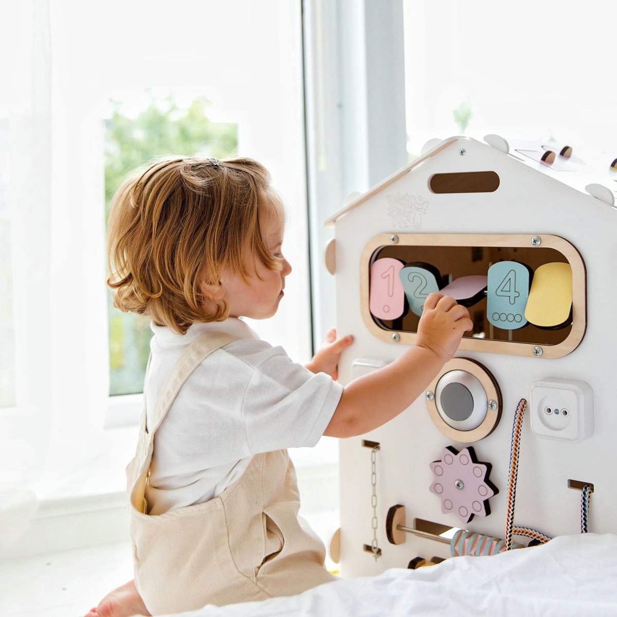 BusyKids set – Busy Board speelhuisje wit/pastel met creatieve kubus-Speelhuisje set