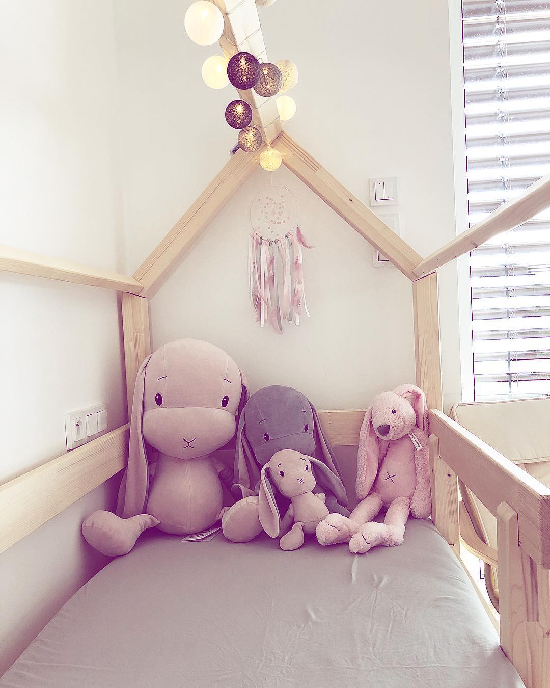 Huisbed Tery - houten kinderbed met bedrand