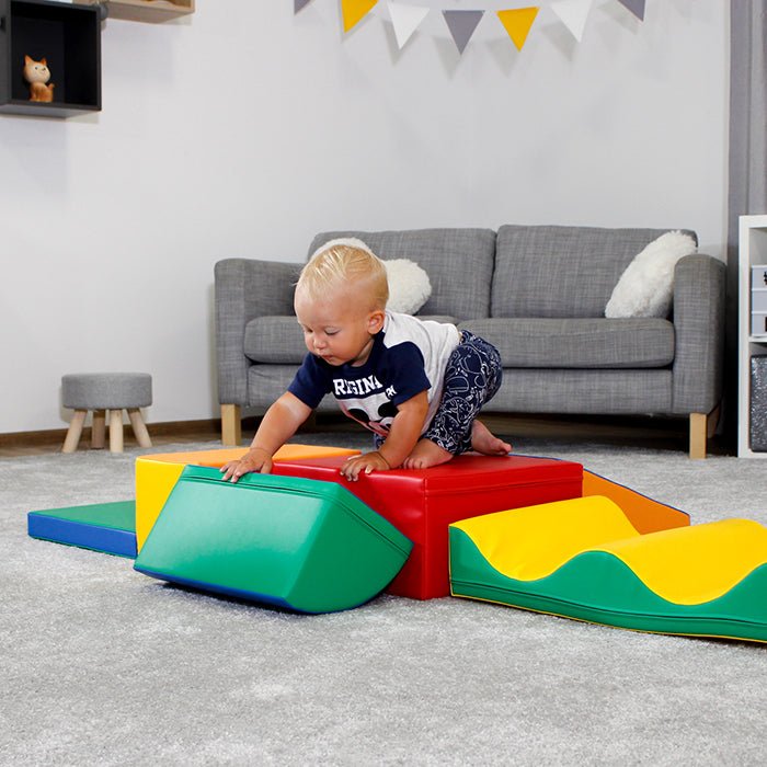 Kind speelt met Soft Play Activiteitenset - Discoverer