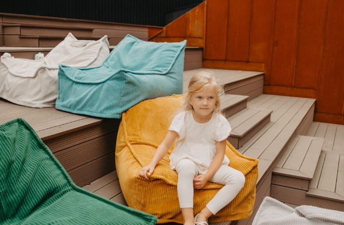 kinderzitzak in mosterdgeel voor peuters en kleuters van 1 tot 4 jaar