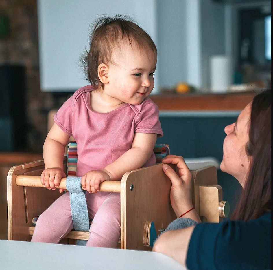 Montessori leertoren voor kinderen in de keuken