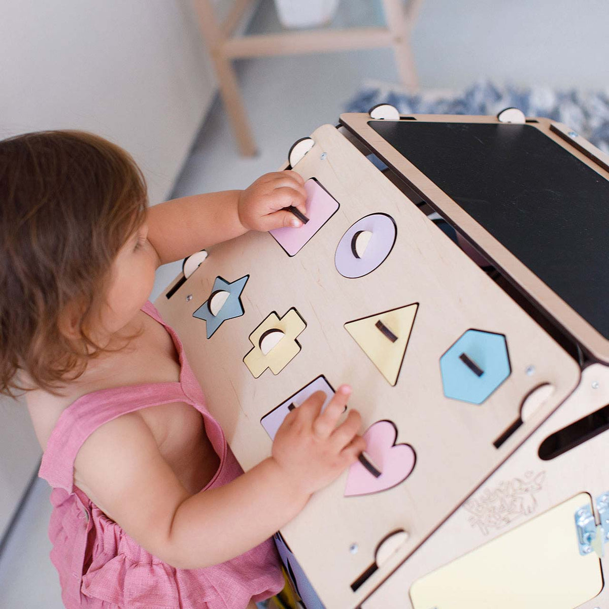 BusyKids Busy Board speelhuisje – naturel pastel, limited edition
