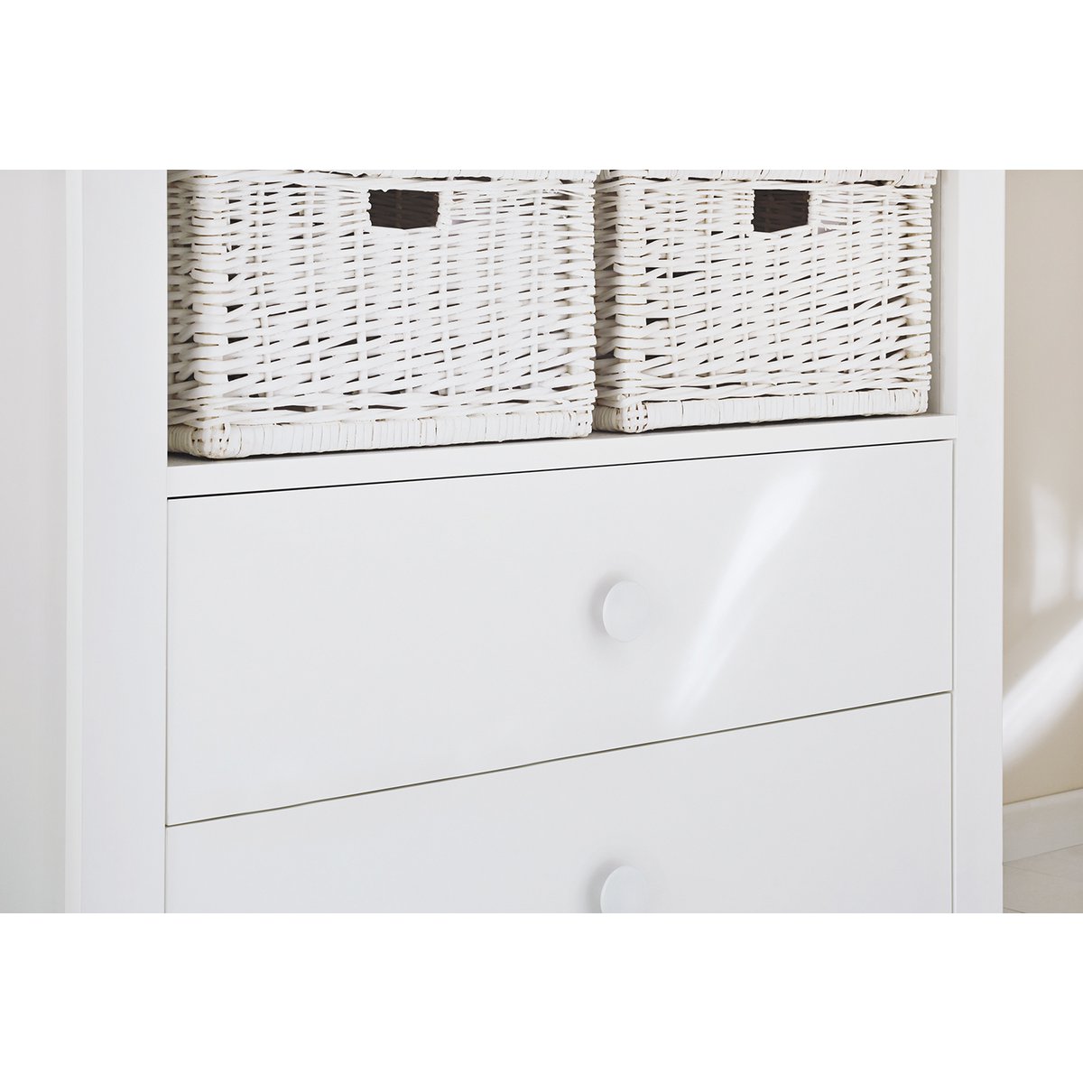 Witte meubelknoppen op de brede Florentina commode