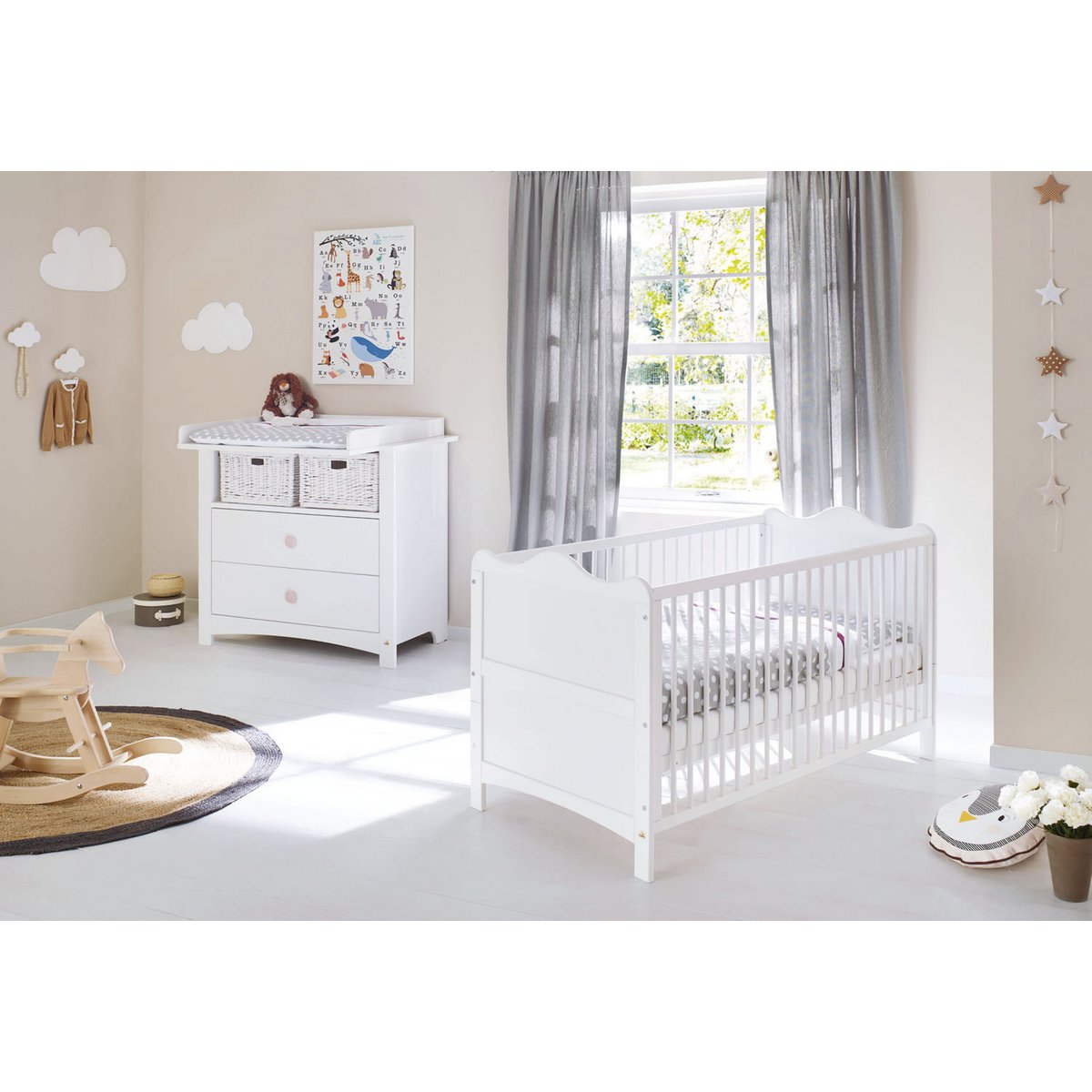 Florentina ledikant en brede commode samen in een babykamer