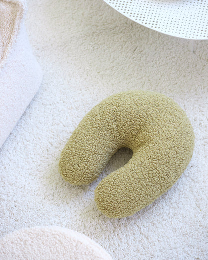 Wigiwama Matcha U Pillow - teddystof kussen