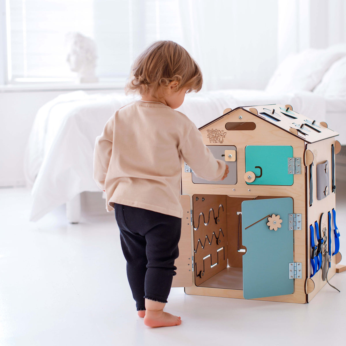 houten Montessori activiteitenhuis voor kinderen van 1 tot 5 jaar