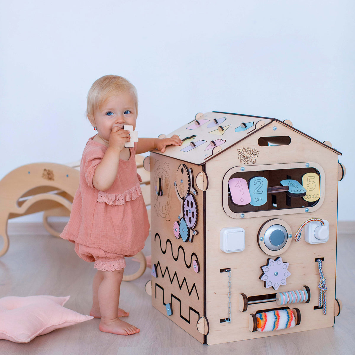 BusyKids Busy Board speelhuisje – naturel pastel, limited edition