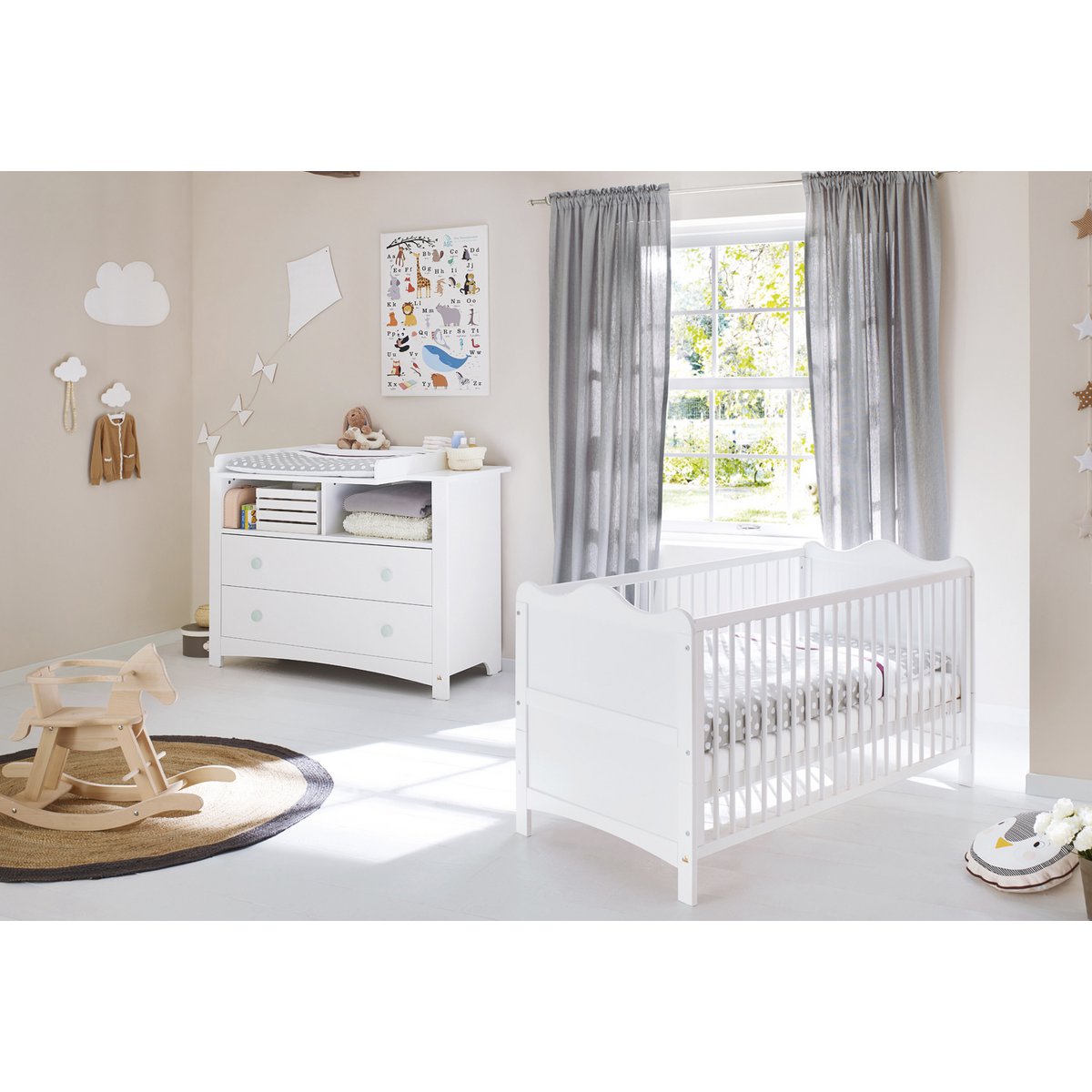 Extra brede Florentina commode en ledikant in een ingerichte babykamer