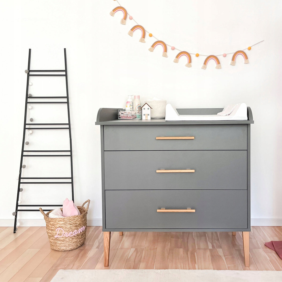 ATB ILA commode met verschoonblad – grijs (onderdeel van ATB ILA babykamerset grijs – ledikant 120 × 60 cm en commode)