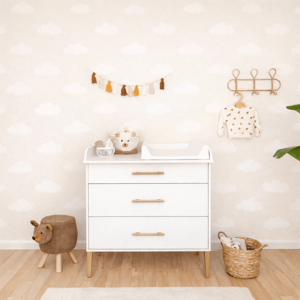 ATB ILA commode met verschoonblad – wit (onderdeel van ATB ILA babykamerset wit 3-delig – met matras 140 × 70 cm)