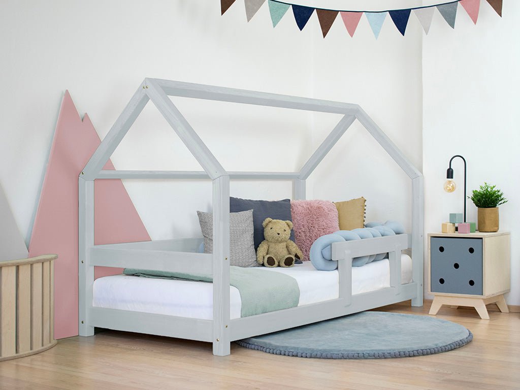 houten huisbed met bedrand