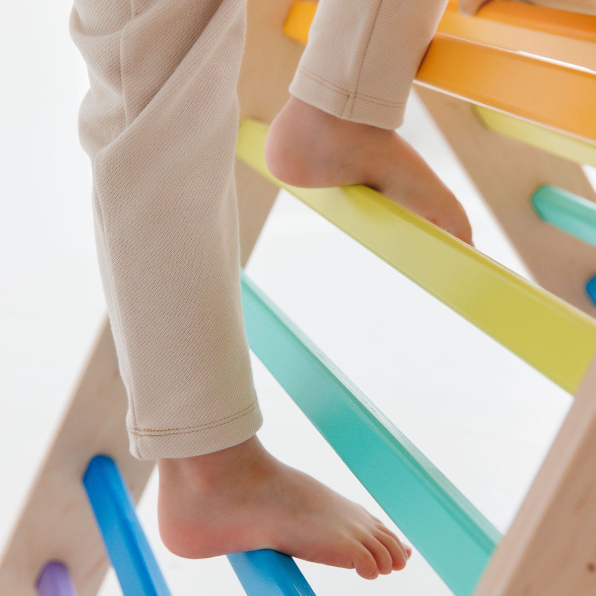 BusyKids Pikler klimdriehoek – regenboog – productbeeld 6