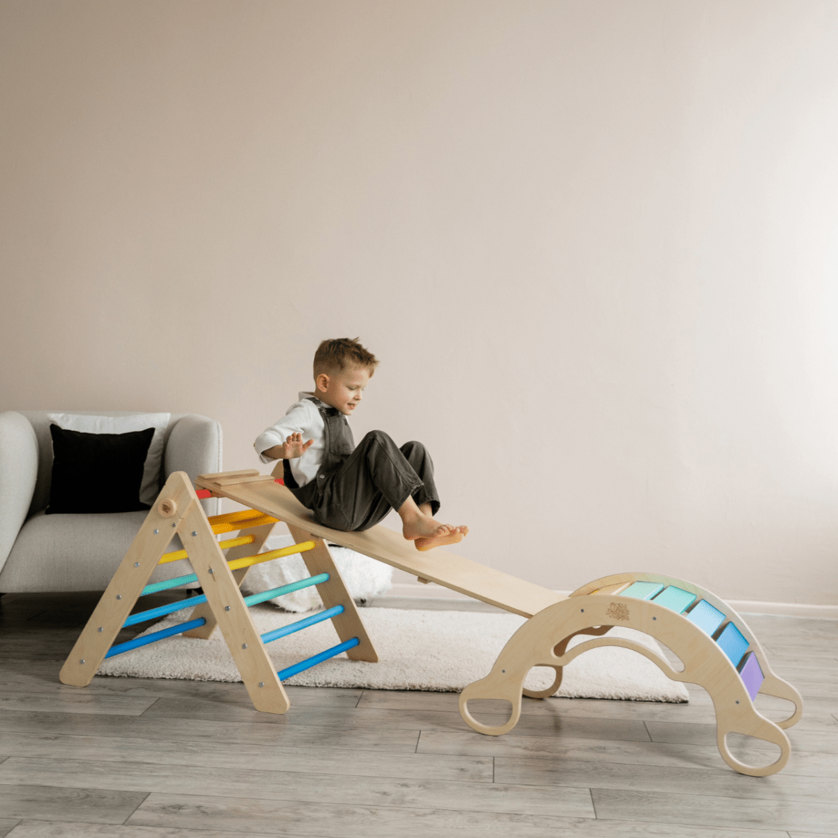 BusyKids Pikler set – driehoek, plank & balanswip – regenboog – productbeeld 4