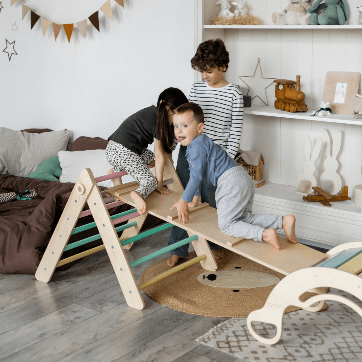 BusyKids Pikler set – driehoek, plank & balanswip – regenboog – productbeeld 26
