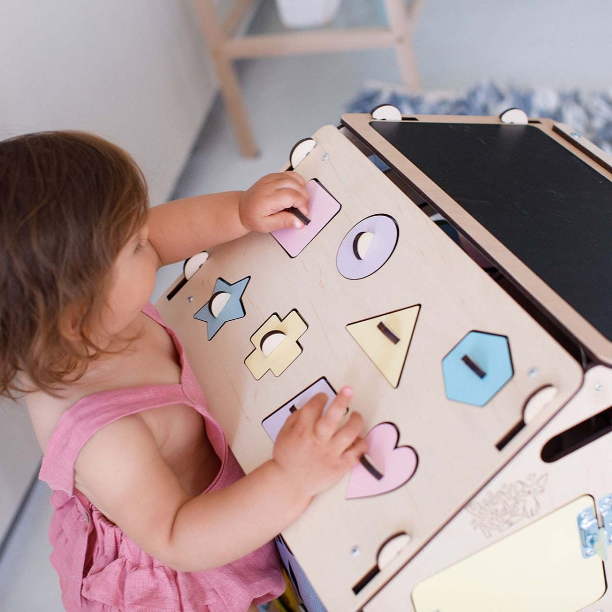 BusyKids set – Busy Board speelhuisje naturel/pastel met creatieve kubus-Speelhuisje set