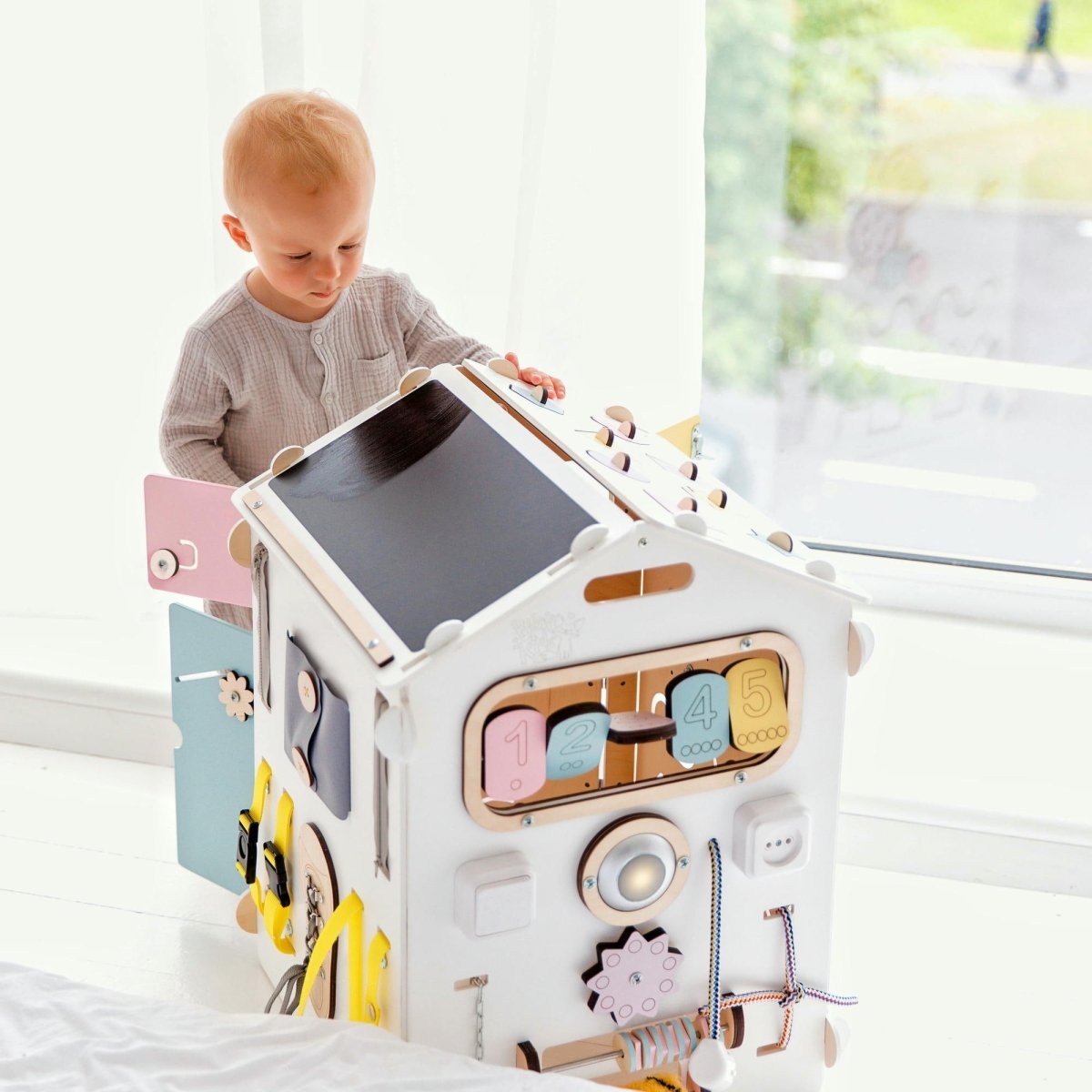 BusyKids set – Busy Board speelhuisje wit/pastel met creatieve kubus-Speelhuisje set