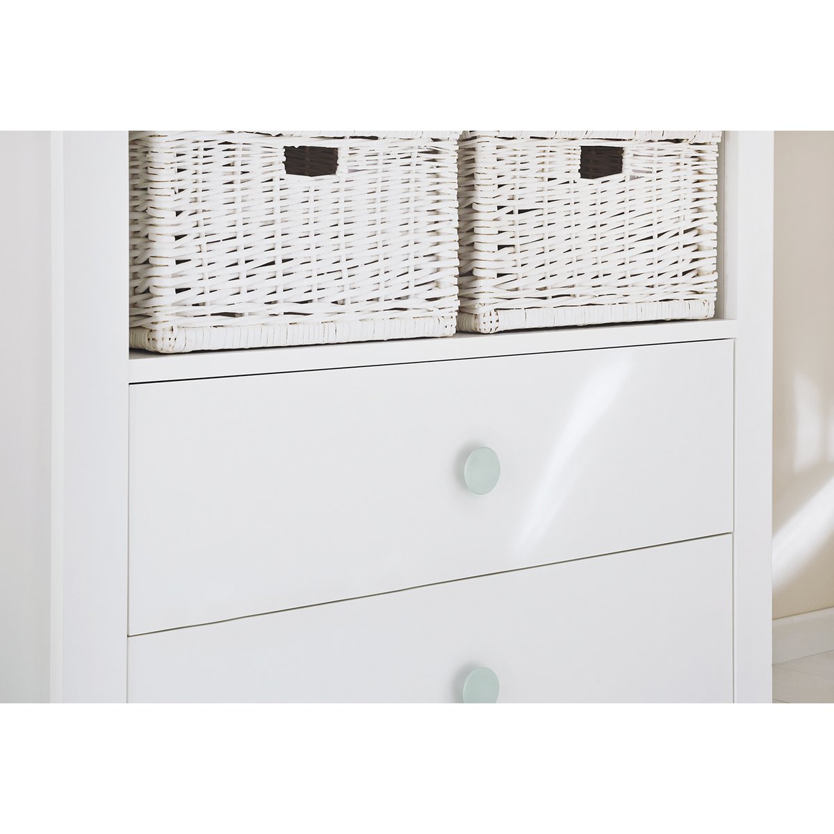 Detail van mintkleurige meubelknoppen op de Florentina commode