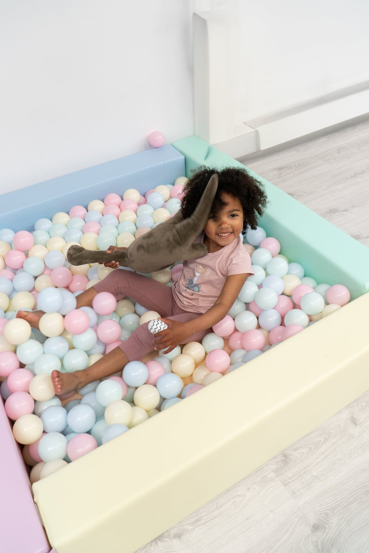 IGLU Square Ball Pit BALL_PIT_04S_06 in pastelkleuren gevuld met zachte ballen