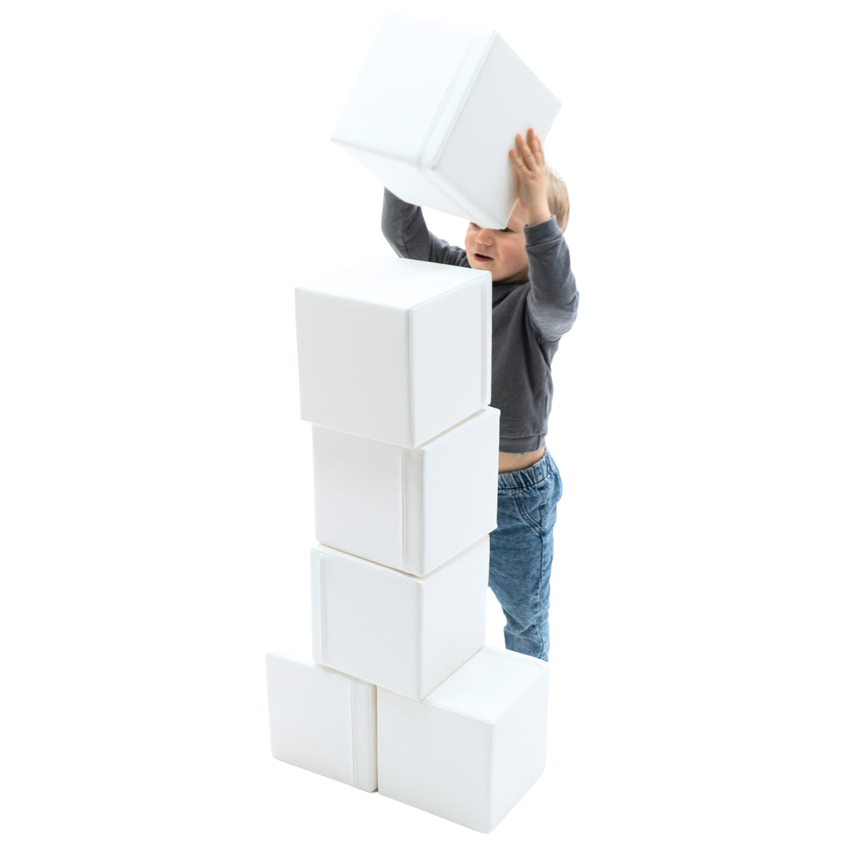 Kind stapelt de zes witte IGLU Foam Building Blocks