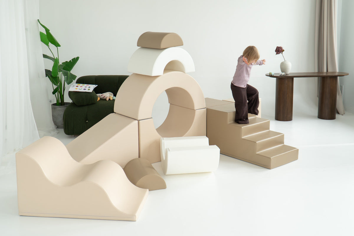 Beige IGLU foamvormen opgebouwd als speelparcours met twee kinderen