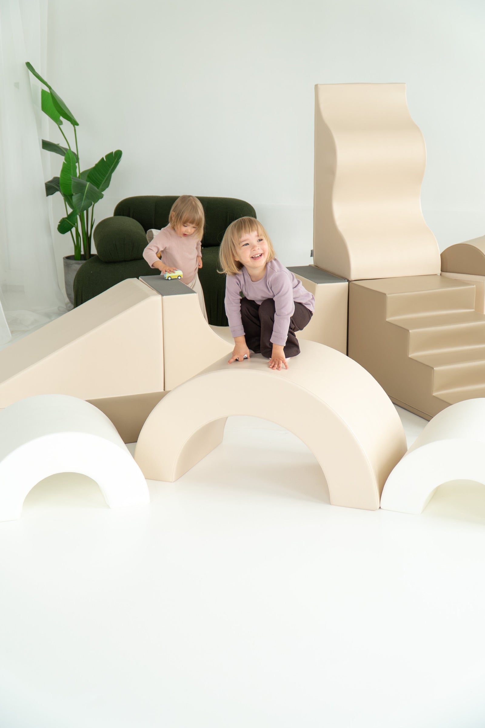 Twee kinderen spelen op beige foambruggen uit de IGLU The Gym Soft Serve fotoshoot