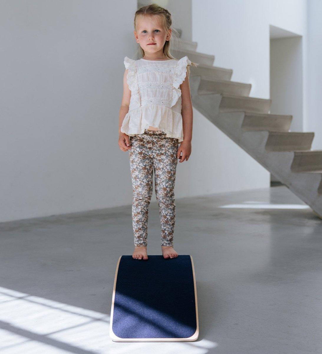 houten balance board met blauw vilt