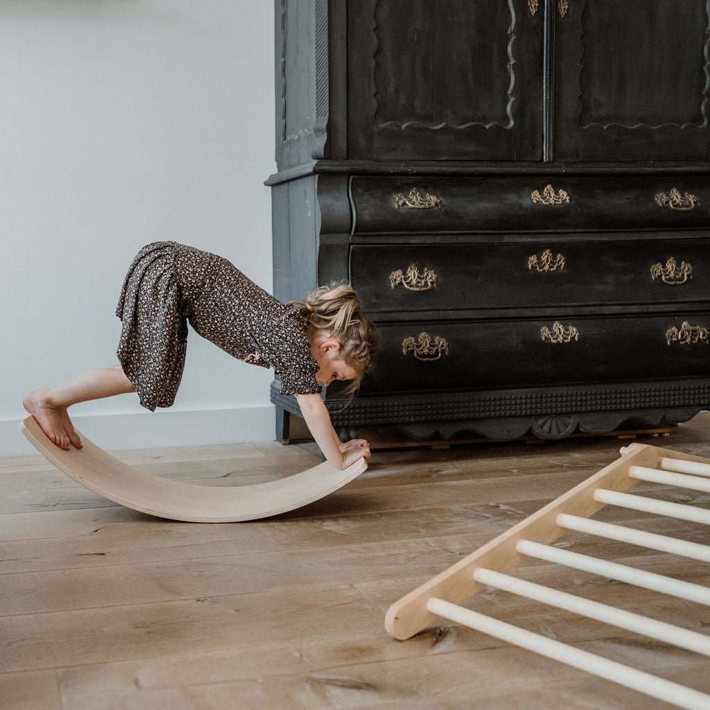 houten balance board met paars vilt