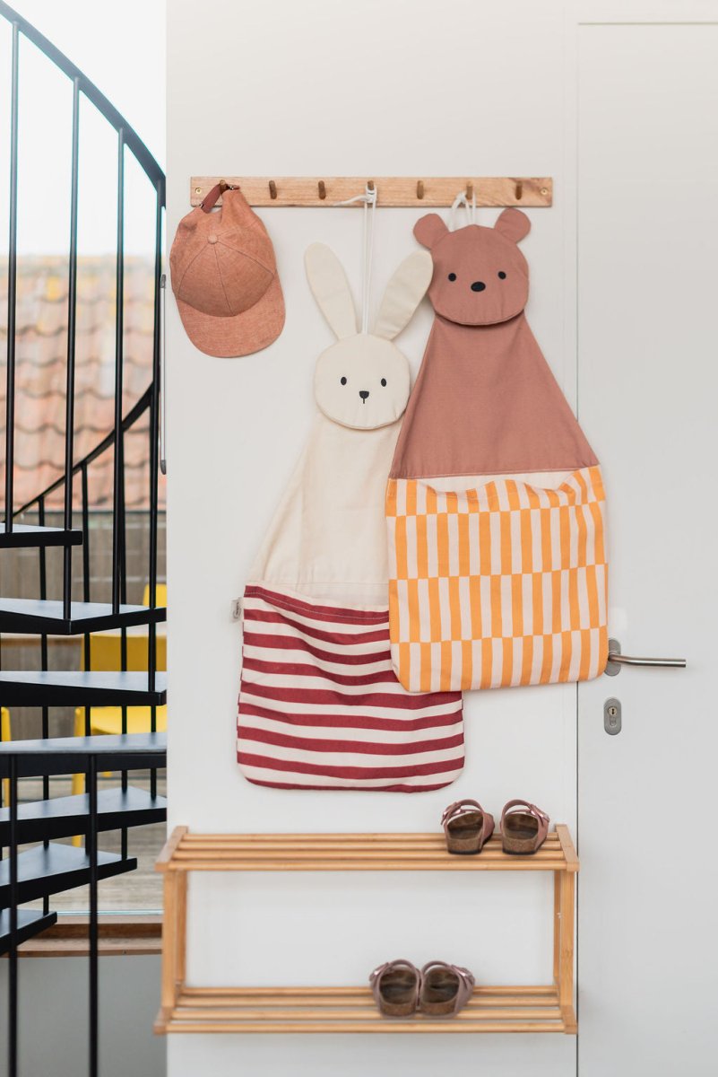 Konijnenoren en canvasstof van de Toto Bunny in detail