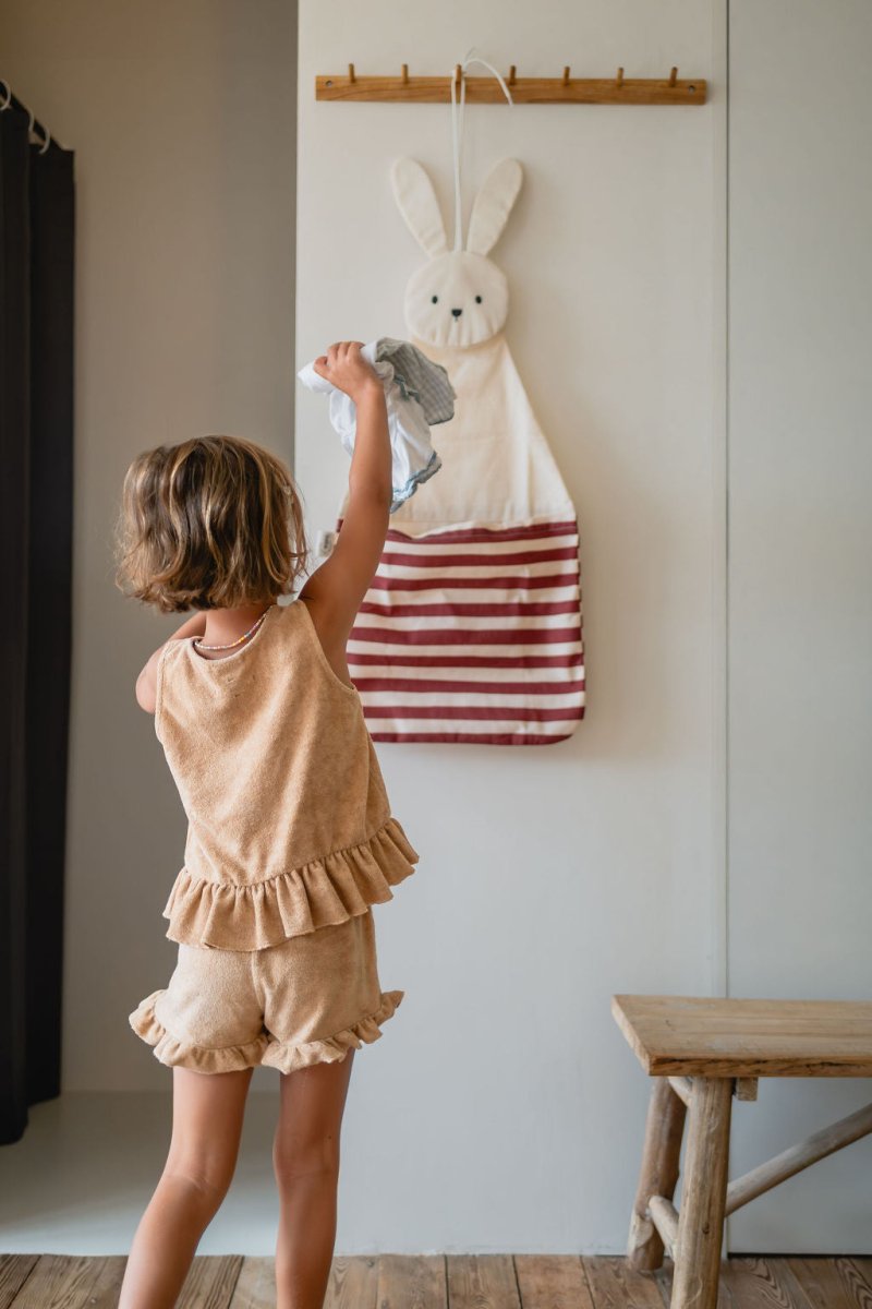 Toto Bunny met boekjes en knuffels naast het bed