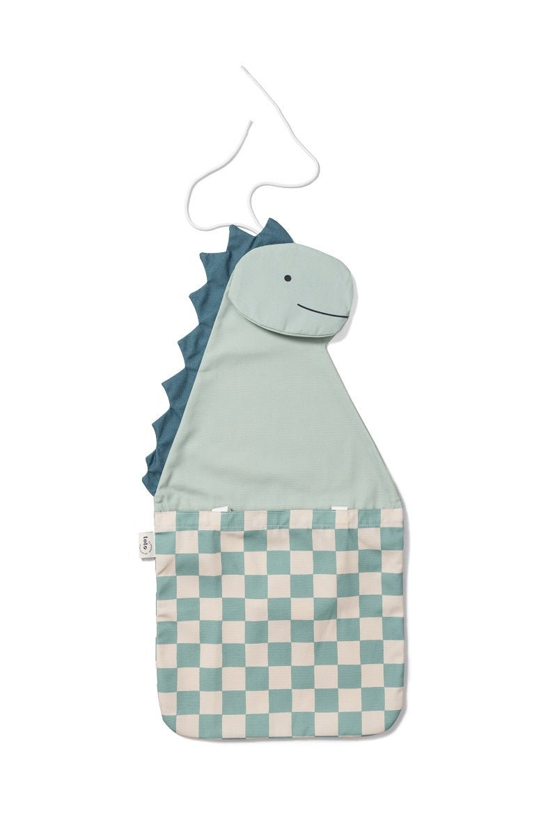 Toto Dino opgehangen aan een kapstok in de hal