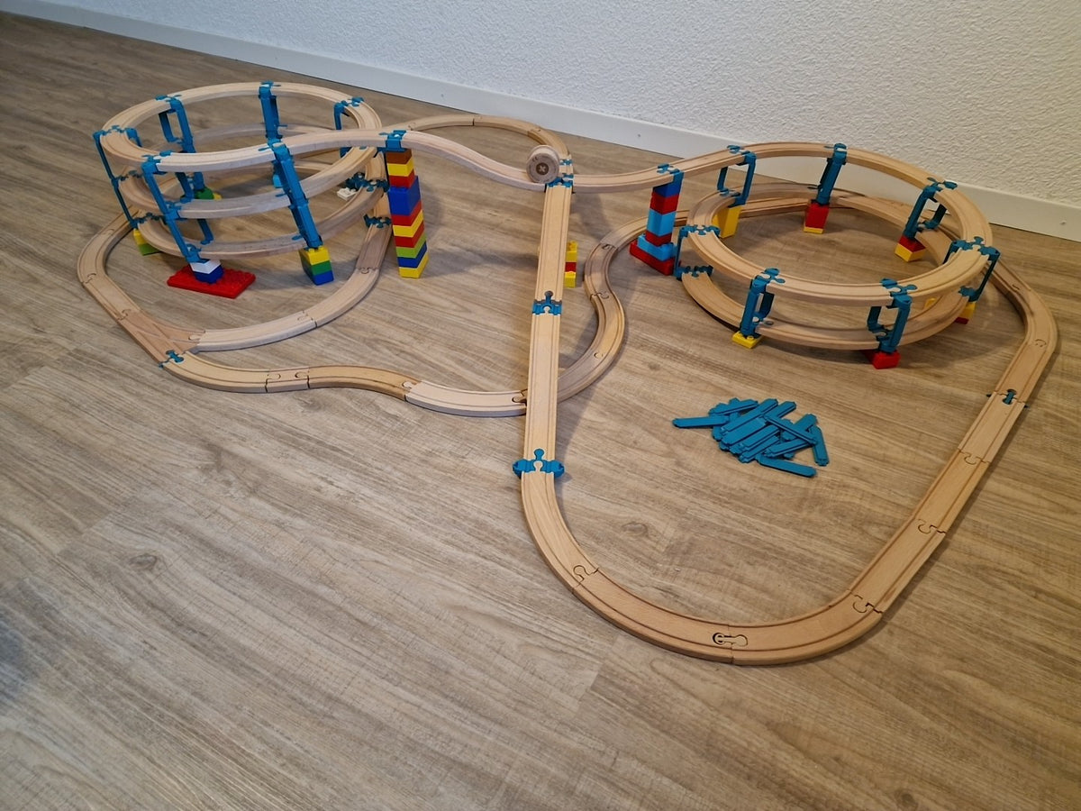 Houten treinbaan met een Yamba Helix van vijf niveaus en extra routes op de vloer