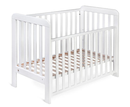 Wit YappyLull ledikant met spijlen in formaat 120x60 cm op een neutrale achtergrond.
